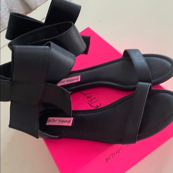 BOWS & BETSY. VINTAGE BETSY JOHNSON SANDALS - Picture 3 of 8